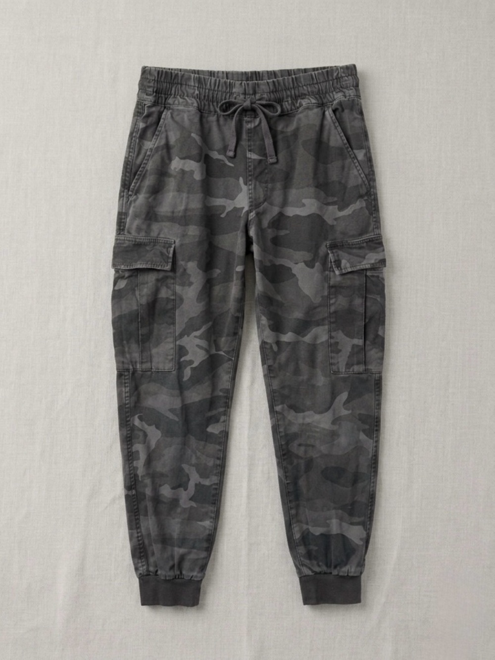 👖2/44$ Aritzia TNA Alix Charcoal & Grey Camo Joggers